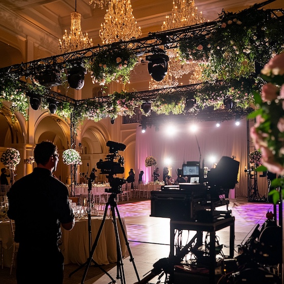 https://escuelaeventos.ec/wp-content/uploads/2025/09/imagen-de-un-videografo-preparando-la-iluminacion-y-el-equipo-de-audio-para-una-recepcion-de-boda.jpg